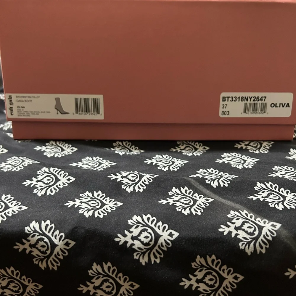 Stylish Olive Green Heeled Boots - Picture 8 of 8